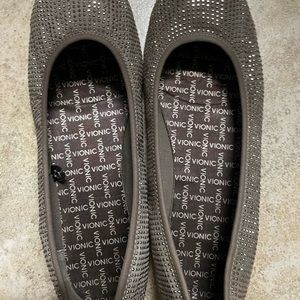 Womens taupe Vionic Spark Willow. Suede upper studded flats, size 7.5.